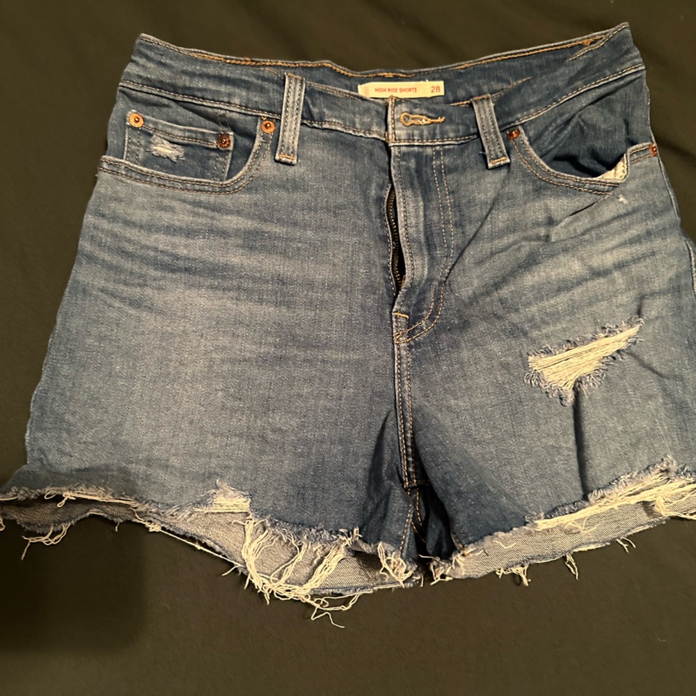Levi’s High Rise Denim Short - Size 28
Gently used, good condition